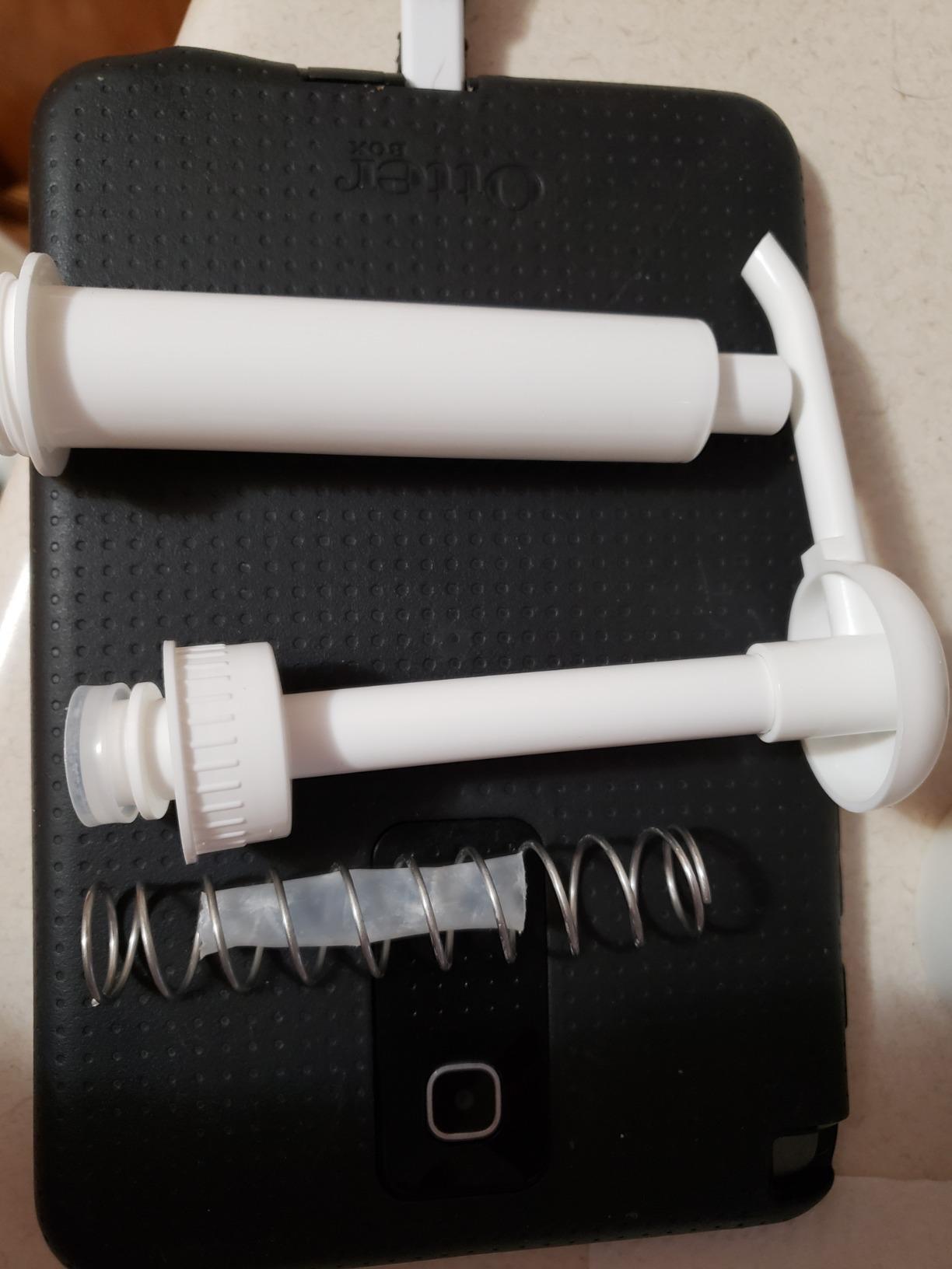 Carlisle FoodService Products Universal Condiment Pump/Dispenser Kit with 5 Lids, White customer photo 2