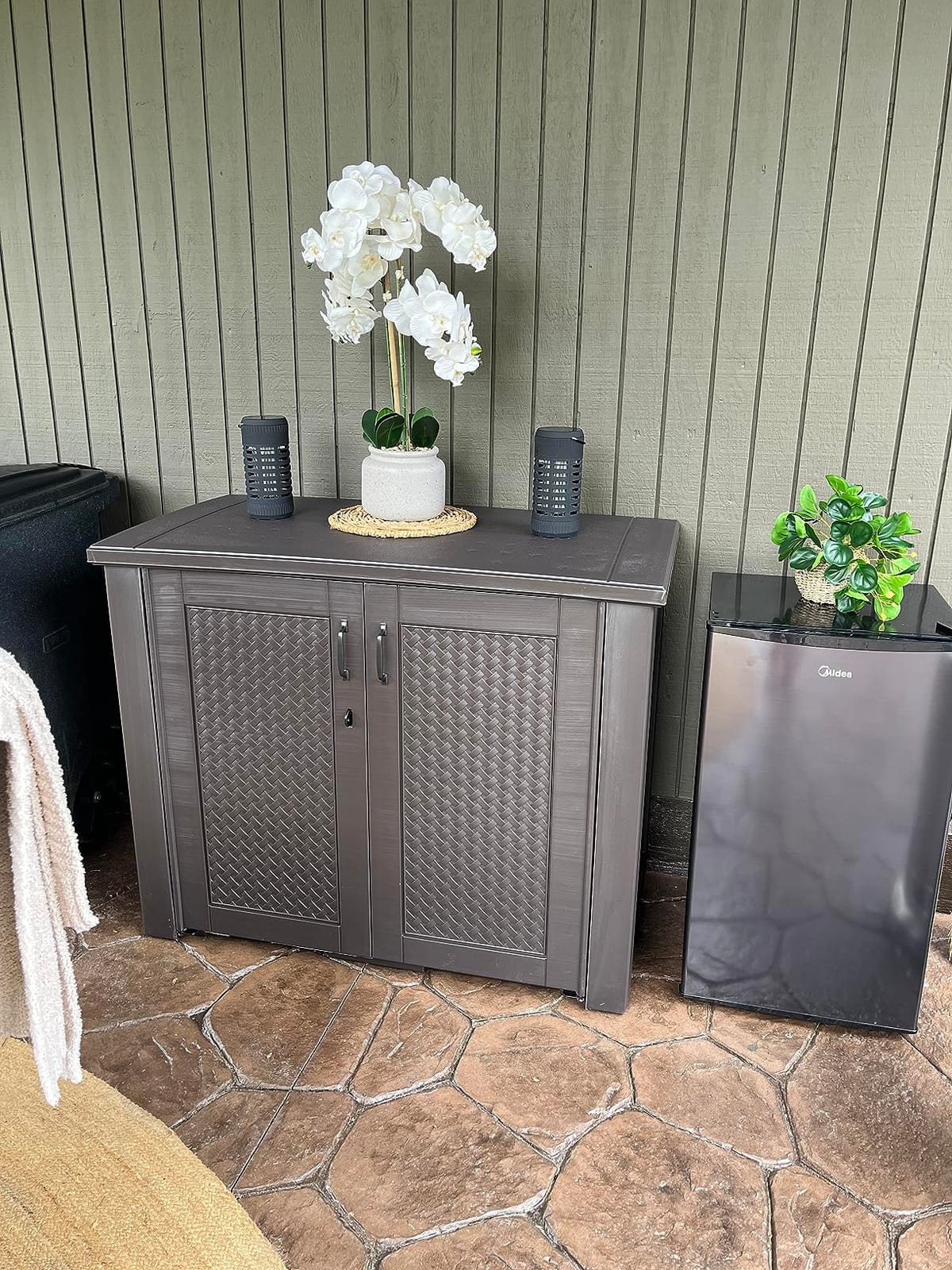 Rubbermaid Decorative Outdoor Storage Cabinet (123 Gal), Weather Resistant, Brown, Organization for Home/Backyard/Pool Chemicals/Toys/Garden Tools/Porch/Patio Cushions customer photo 1