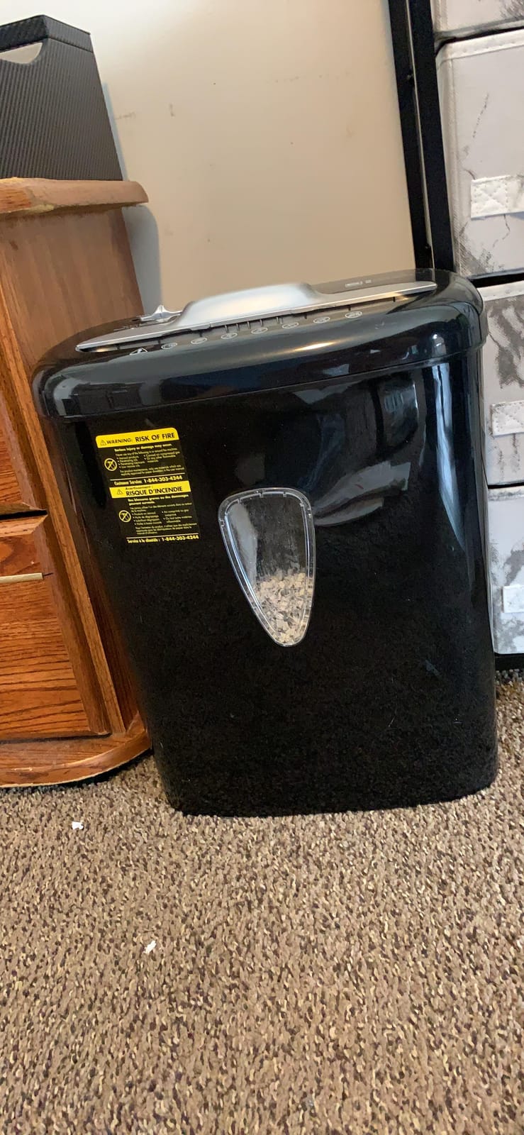 Amazon Basics 6 Sheet High Security Micro-Cut Paper and Credit Card Shredder, P-4 Security Level, Easy to Empty, Black customer photo 1