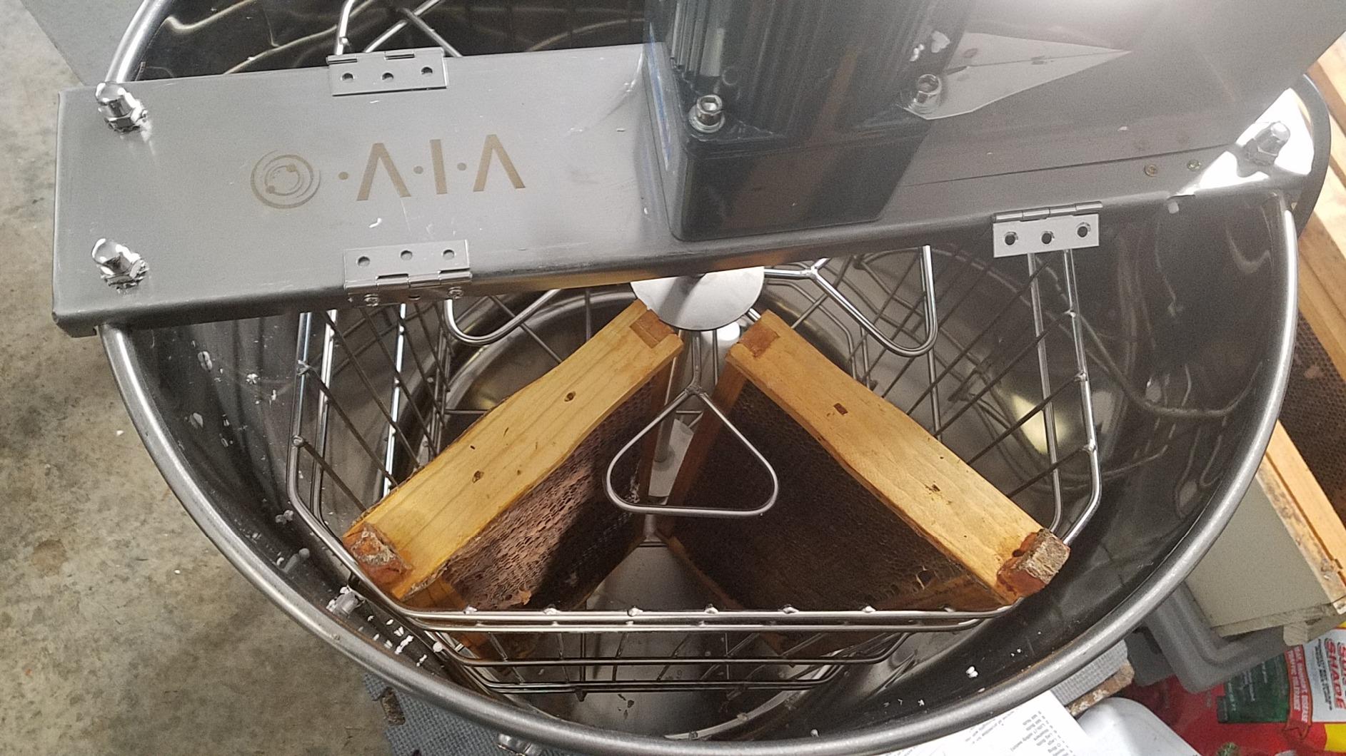 VIVO Electric Honey Extractor 8 Frame Rack, BEE-V004E | 4 Deep Frames, Food Grade, Stainless Steel, Honey Processing Equipment, Powered Honeycomb Drum Spinner, Transparent Lid customer photo 2