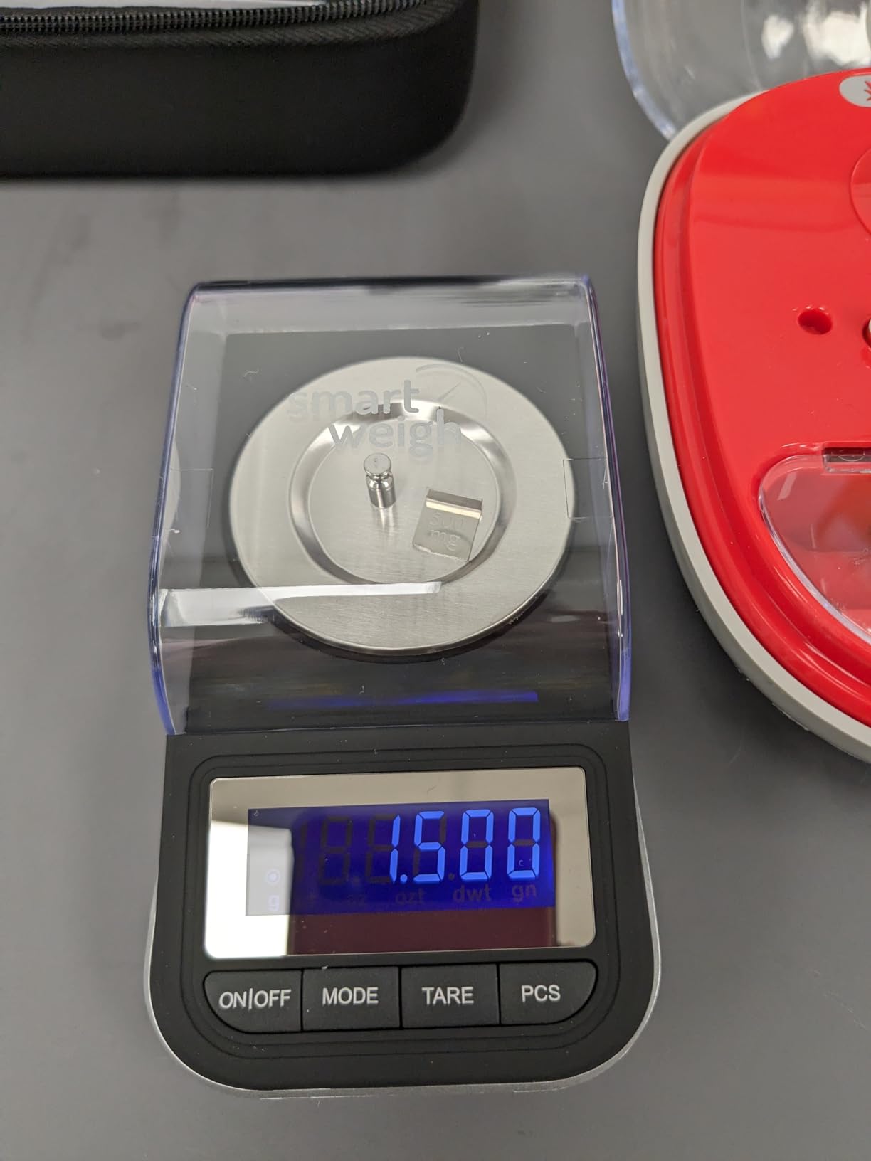 Smart Weigh 50g x 0.001 Grams, Premium High Precision Digital Milligram Scale, Includes Tweezers, Calibration Weights,Three Weighing Pans and Case customer photo 1