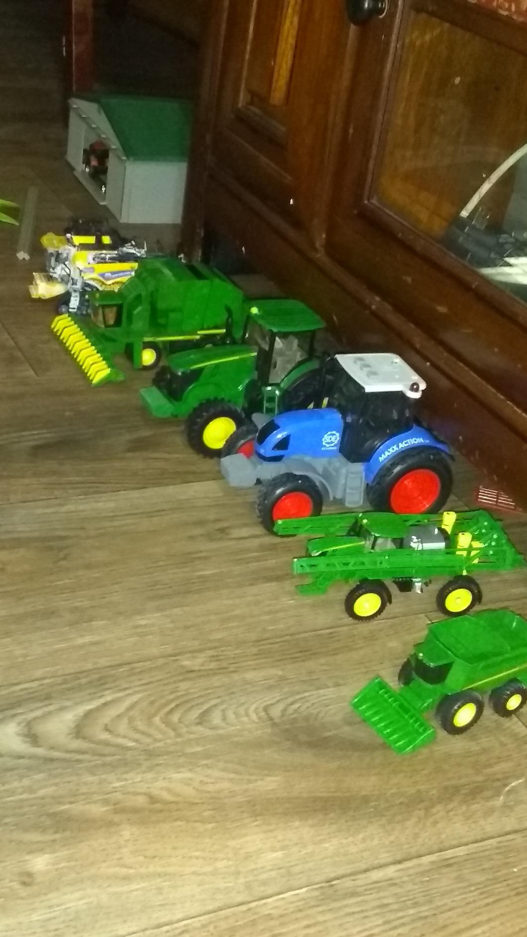 TOMY Big Farm Grain Harvesting Set and Peterbilt 367 Straight Truck - 1:32 Scale - Includes Grain Box, Grain Bin, and Auger - Farm Toys - Toddler Toys and Collectibles Ages 3 Years and Up customer photo 1