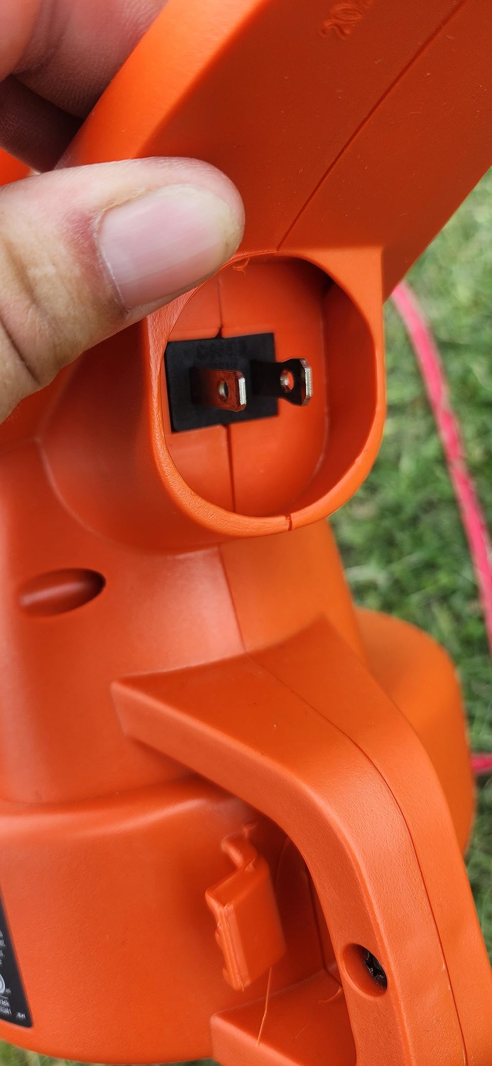 BLACK+DECKER Electric Leaf Blower, Handheld Blowers for Lawn Care, Lightweight, 180 MPH 180 CFM, 7-Amp, Corded (LB700) customer photo 1