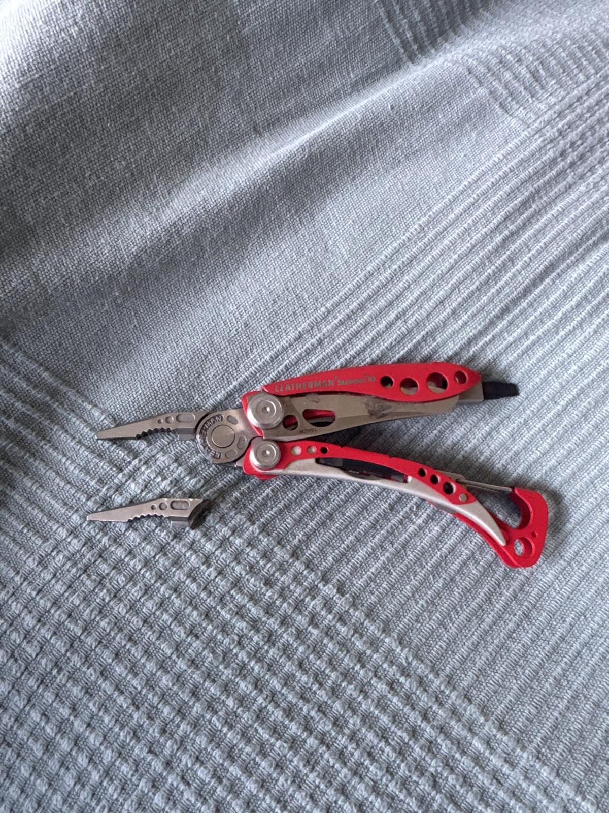LEATHERMAN, Skeletool RX Multitool with Serrated Knife and Glass Breaker, Red customer photo 1