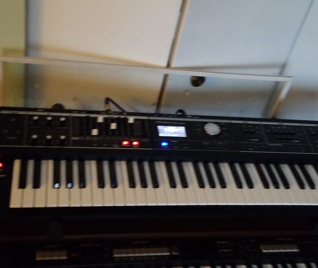 Roland VR-09-B 'V-Combo' | Travel-Ready 61-Note Keyboard with All the Sounds You Need (VR-09-B) customer photo 2