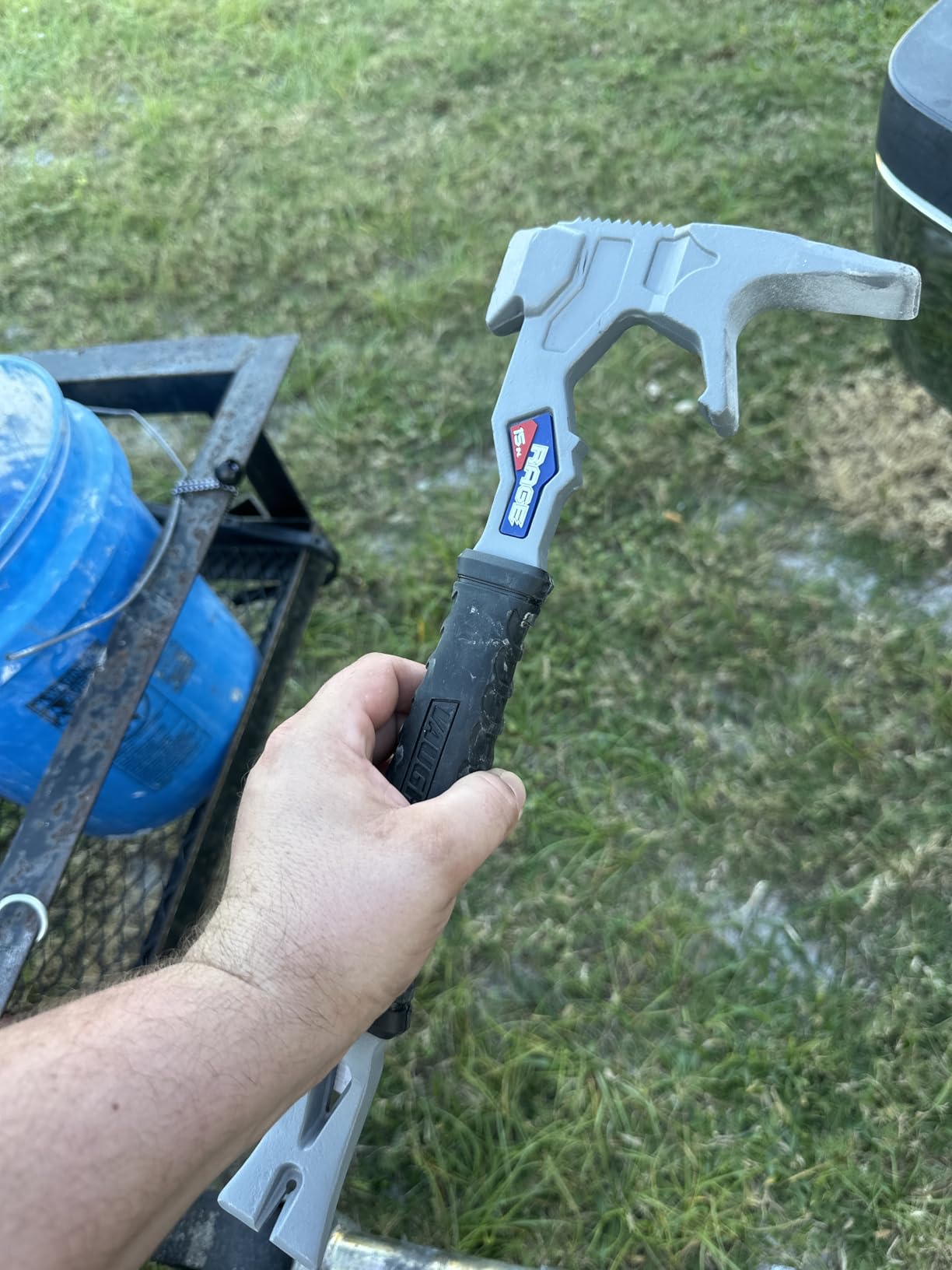 Vaughan 15 Inch Multi-Function Demolition Tool, Hammer, Nail Puller, Multi-Use, Heavy Duty Construction, DIY Hand Tools - Blue 050042 customer photo 1