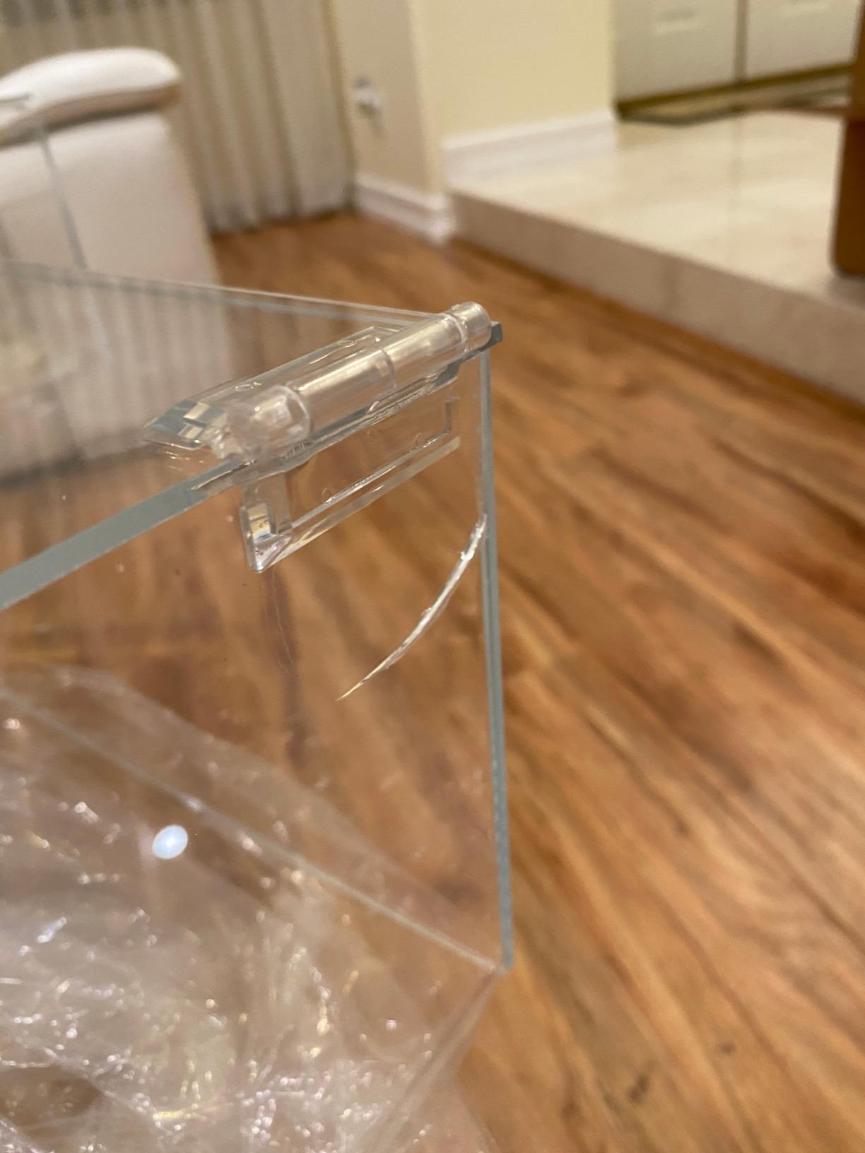 Acrylic Locking Display Case with Keys 18