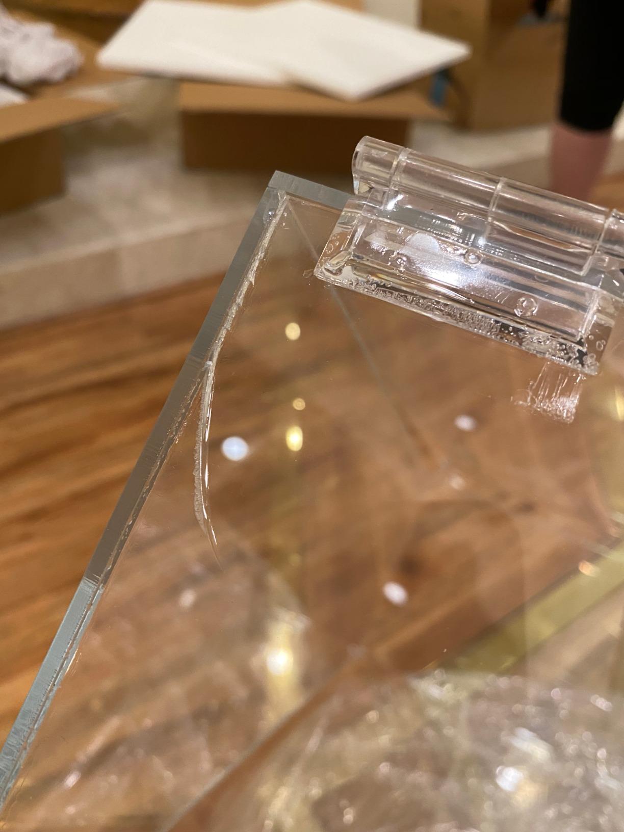 Acrylic Locking Display Case with Keys 18
