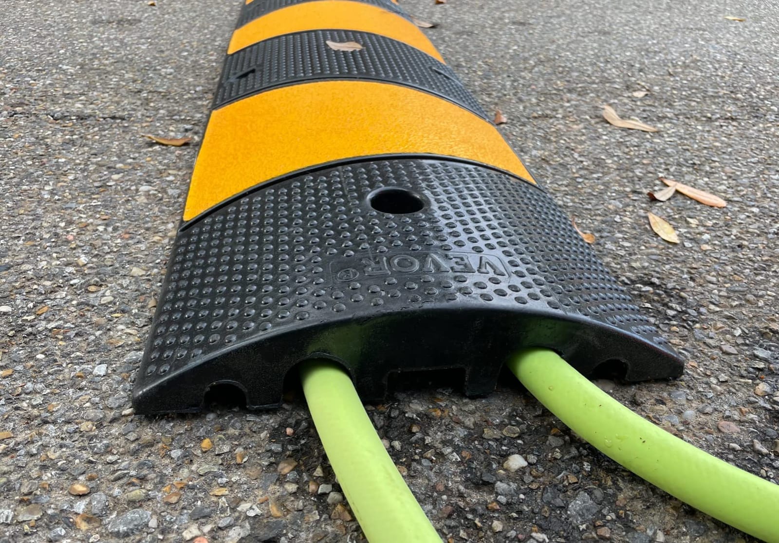 VEVOR 2Pcs 6FT Rubber Speed Bumps for Road- Heavy Duty Speed Bump for Driveway,72.4'' x 12'' x 2.4'' Modular Traffic Hump, Cable Protector Ramps, Floor Cord Covers for Asphalt, Concrete, Gravel customer photo 1
