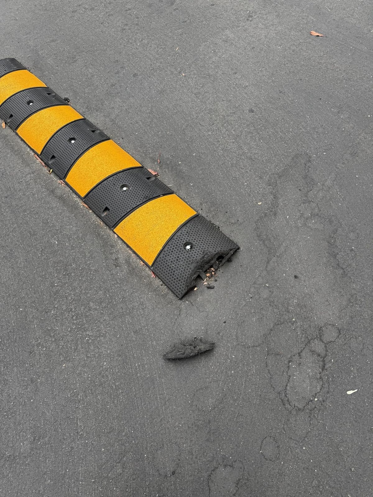 VEVOR 2Pcs 6FT Rubber Speed Bumps for Road- Heavy Duty Speed Bump for Driveway,72.4'' x 12'' x 2.4'' Modular Traffic Hump, Cable Protector Ramps, Floor Cord Covers for Asphalt, Concrete, Gravel customer photo 2