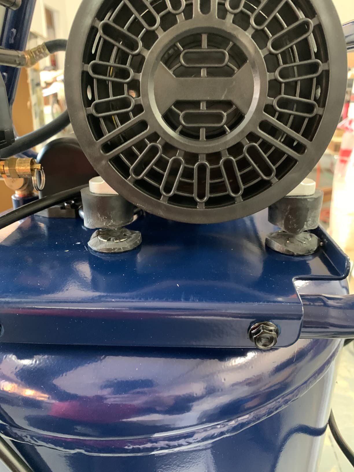 Stealth 20 Gallon Ultra Quiet Air Compressor,1.8 HP Oil-Free Peak 150 PSI 68 Decibel, 5.5 CFM @ 40 PSI 5 CFM @ 90 PSI Silent Long Life Electric Air Compressor W/Wheel for Garage customer photo 1