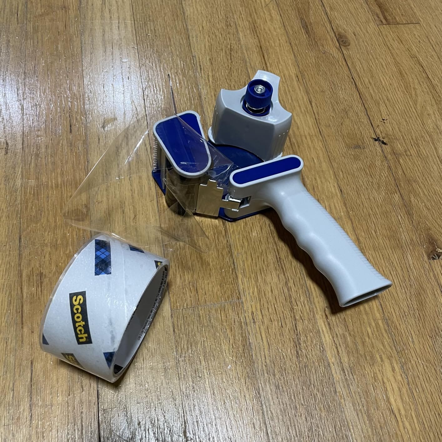 Amazon Basics Packaging Tape Dispenser Gun, Easy-to-Use, Side Load Design, Well Built, for 1.88-Inch Wide Packing Tape customer photo 2