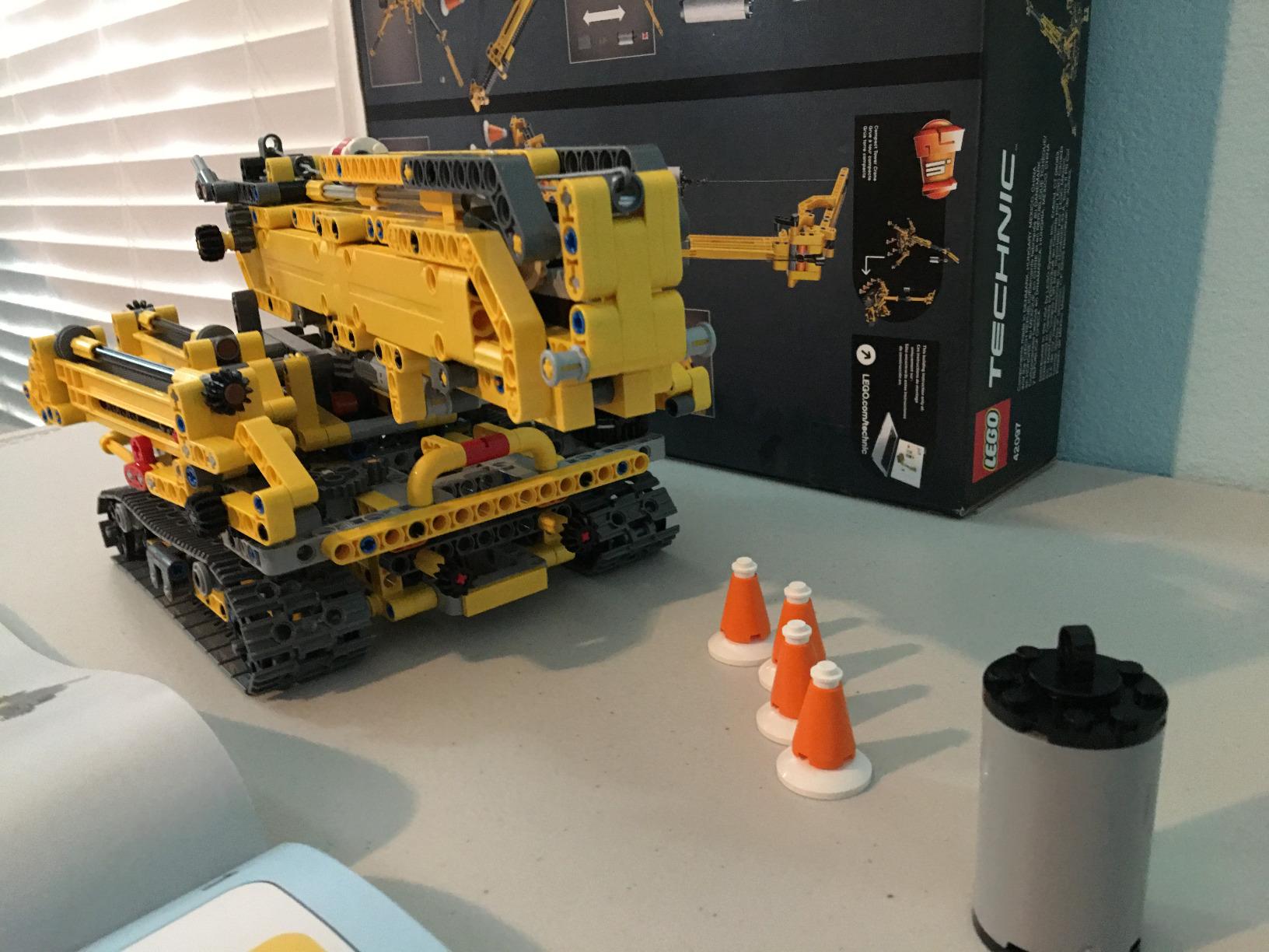 LEGO Technic Compact Crawler Crane 42097 Building Kit (920 Pieces) customer photo 2