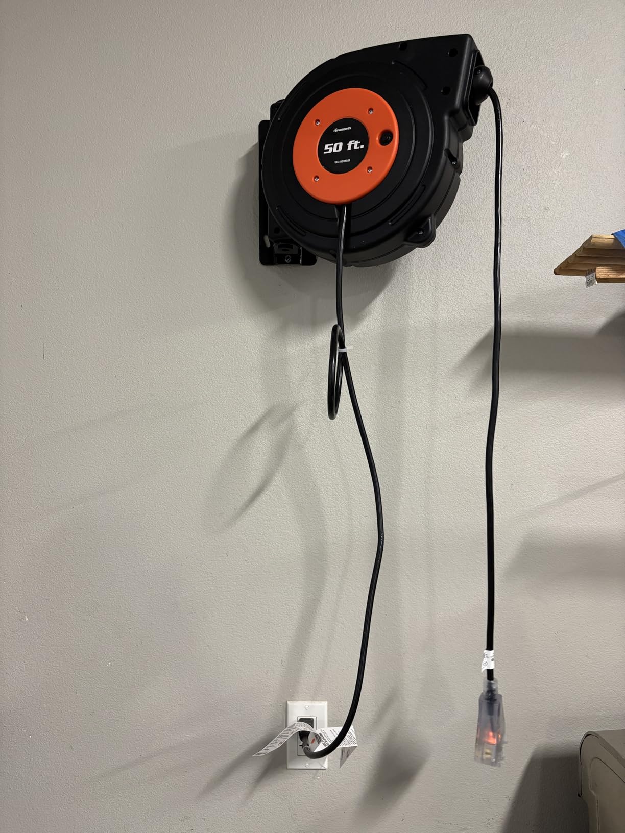 DEWENWILS 50FT Retractable Extension Cord Reel, 14AWG/3C SJTOW Cord Reel customer photo 2