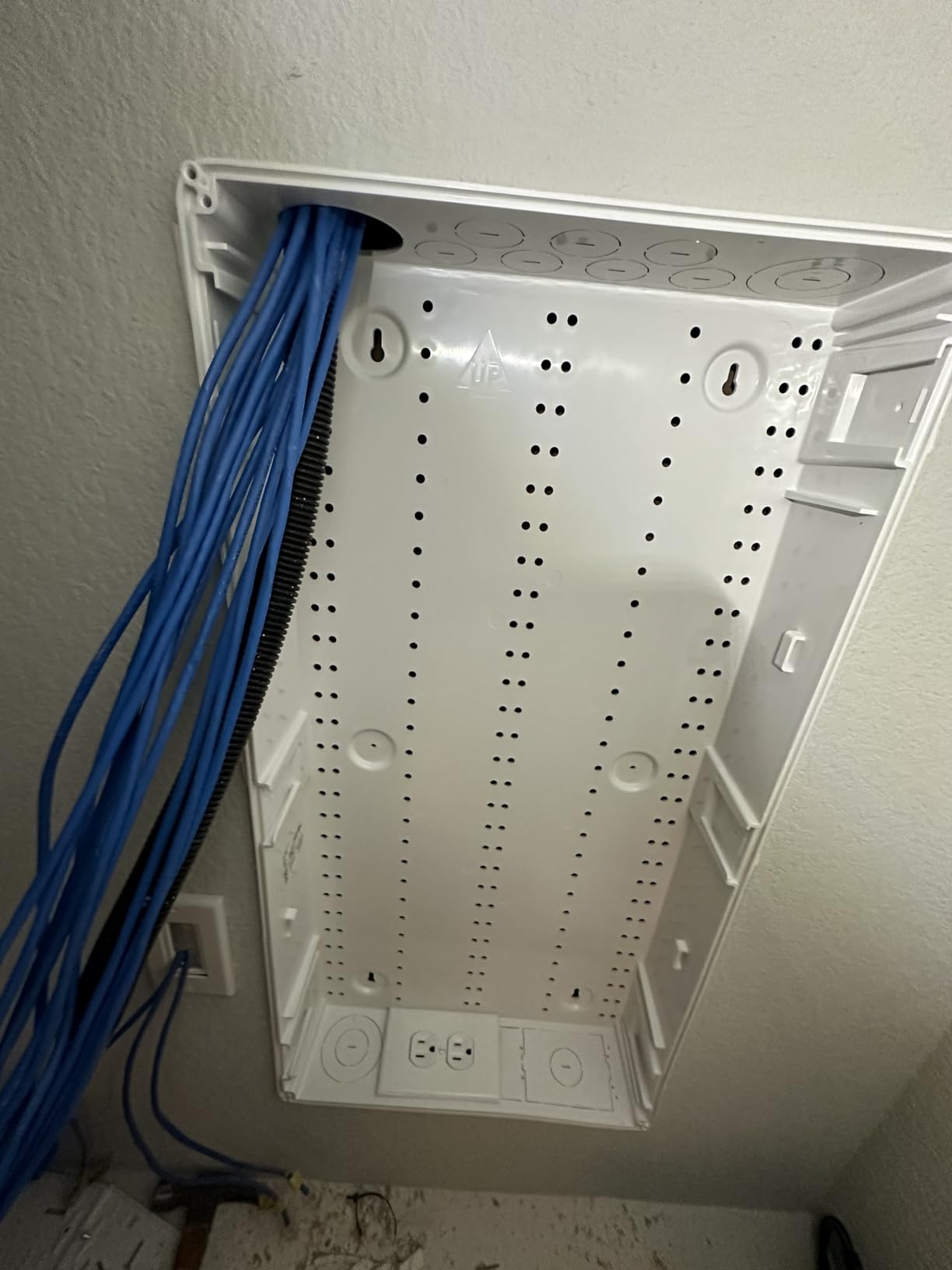 Leviton 28