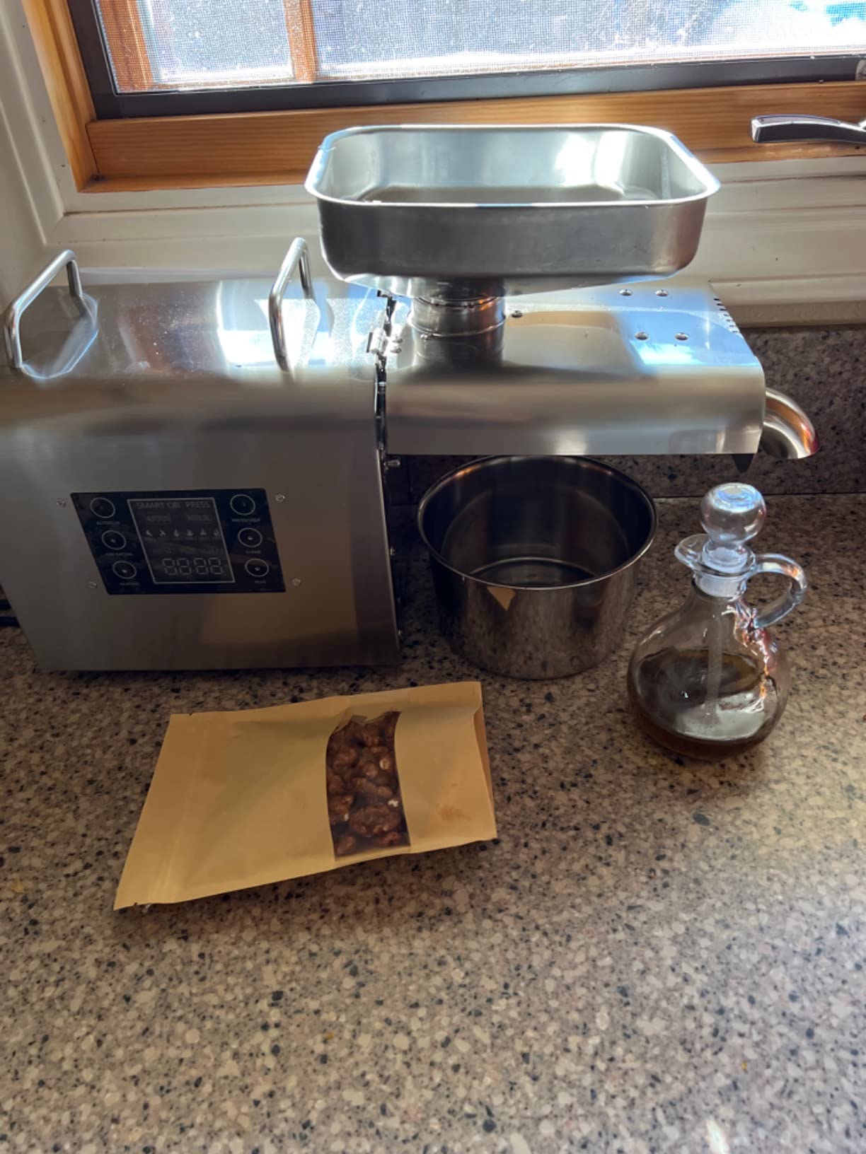 CGOLDENWALL Oil Press Machine Automatic Oil Extractor with Dual Temperature Control, Cold/Hot Oil Expeller for Home Use Electric Oil Press for Nuts Walnut Linseed Almond Rapeseed Sesame customer photo 1