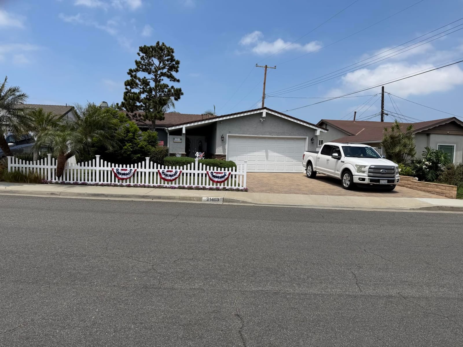 WamBam All American Scalloped Picket Fence, White Vinyl DIY No Dig Kit | 3.5ftH x 6ftW, 1 Panel + 1 Post, ZP19041 customer photo 2
