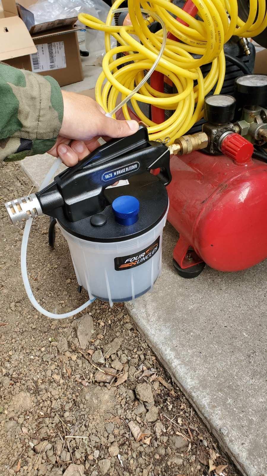 FOUR UNCLES 2L Pneumatic Brake Bleeder Vacuum Pump Kit with 13 PCS Adapters customer photo 1