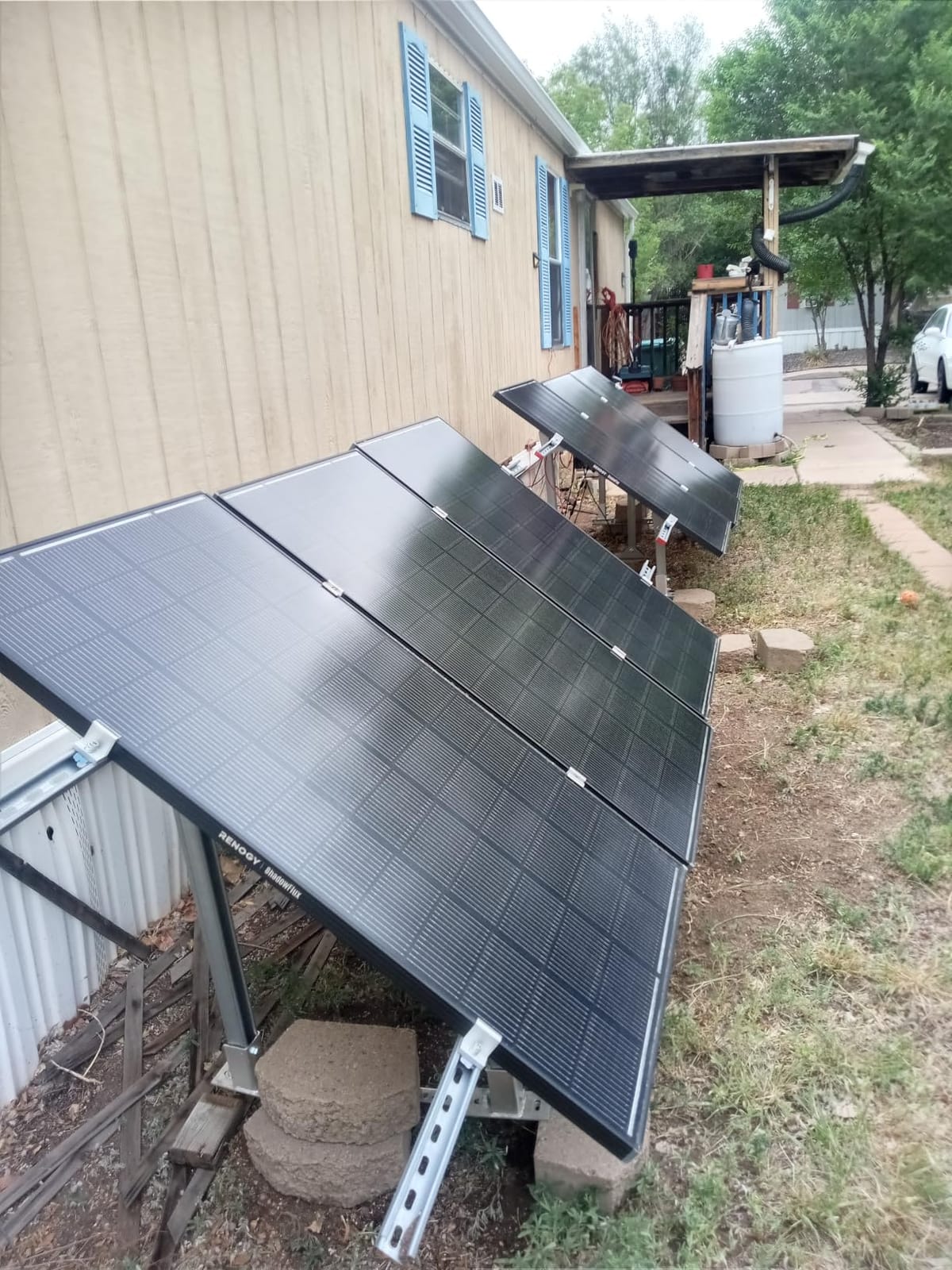ECO-WORTHY Upgraded Solar Ground Mount Adjustable Multi-Pieces Solar Panel Mounting Brackets Kit System for 4pcs 200W/3pcs 300W/2pcs 400W Solar Panels for Ground, Open Space, Cabins and Backyard Sheds customer photo 1