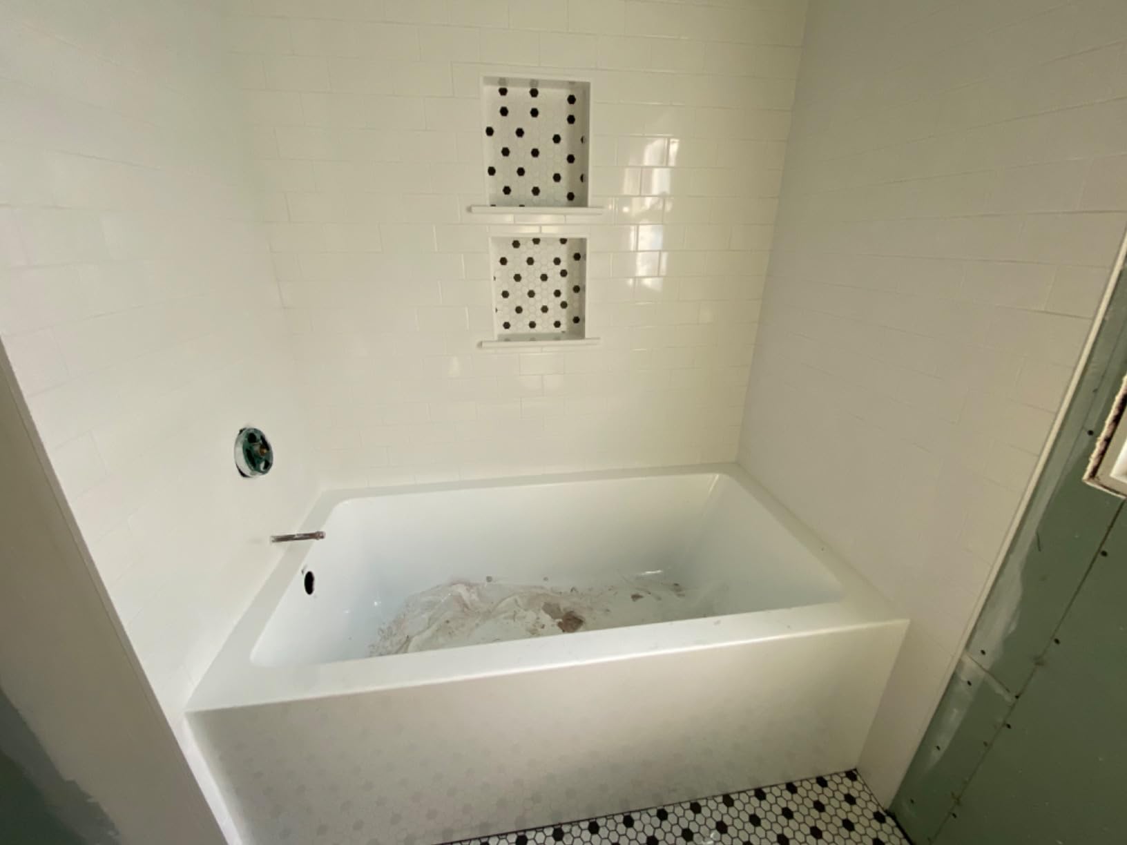 Fine Fixtures Acrylic, Fiberglass Alcove Soaking Bathtub with Integral Apron Front in Glossy White - Right Hand Drain, 66