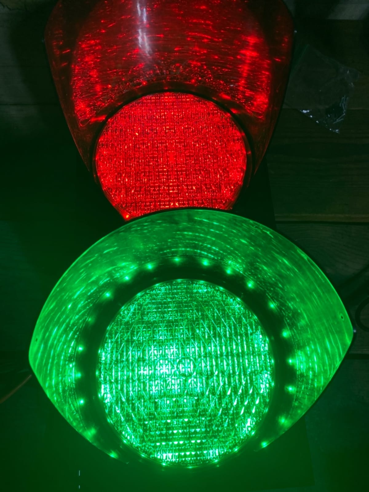 BBMi AC85-265V 200mm(8inch) Traffic Light, Red/Green Stop and Go Light, PC Housing Waterproof IP65 Industrial Cobweb Lens Warning Light. customer photo 1