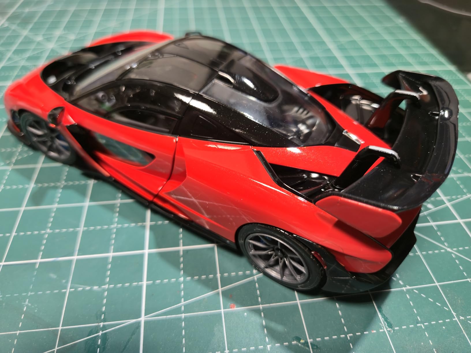Tamiya 24355-000 McLaren 1:24 Senna, Faithful Replica, Model Building, Plastic Kit, Crafts, Hobby, Gluing, Model Kit, Assembly, Unpainted, Red, Medium customer photo 1