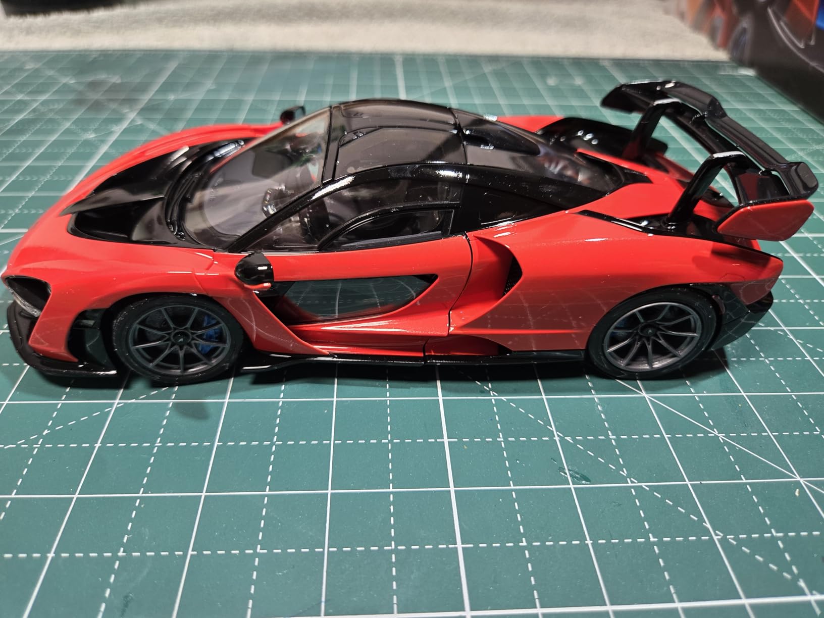 Tamiya 24355-000 McLaren 1:24 Senna, Faithful Replica, Model Building, Plastic Kit, Crafts, Hobby, Gluing, Model Kit, Assembly, Unpainted, Red, Medium customer photo 2