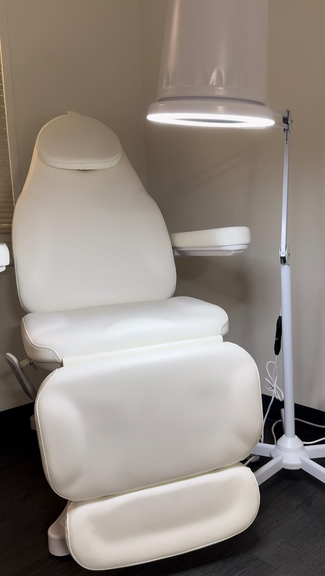 Dir 3 Motor Electrical Medical, Spa, Facial Beauty, Tattoo Podiatry Chair Bellucci customer photo 1