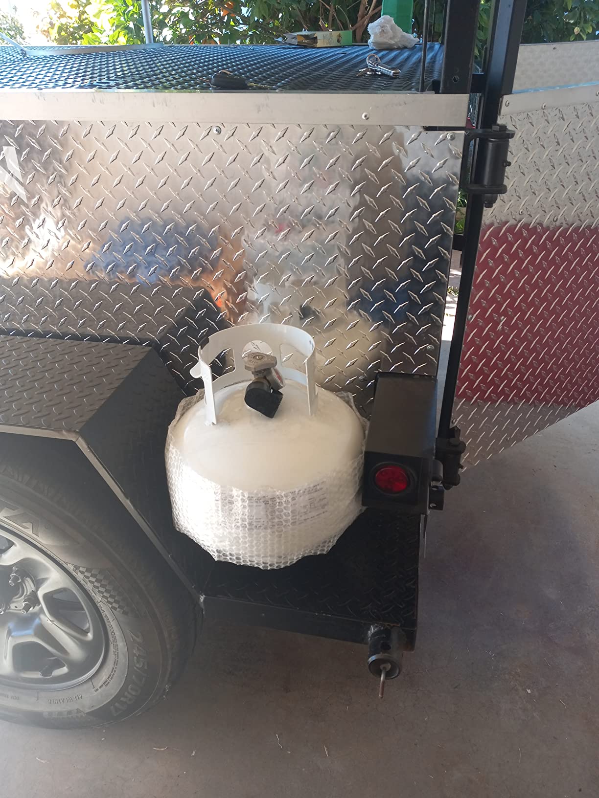 Flame King YSN11SQT 11 Pound Propane Tank Cylinder Squatty with Type 1 OPD Valve, White customer photo 1