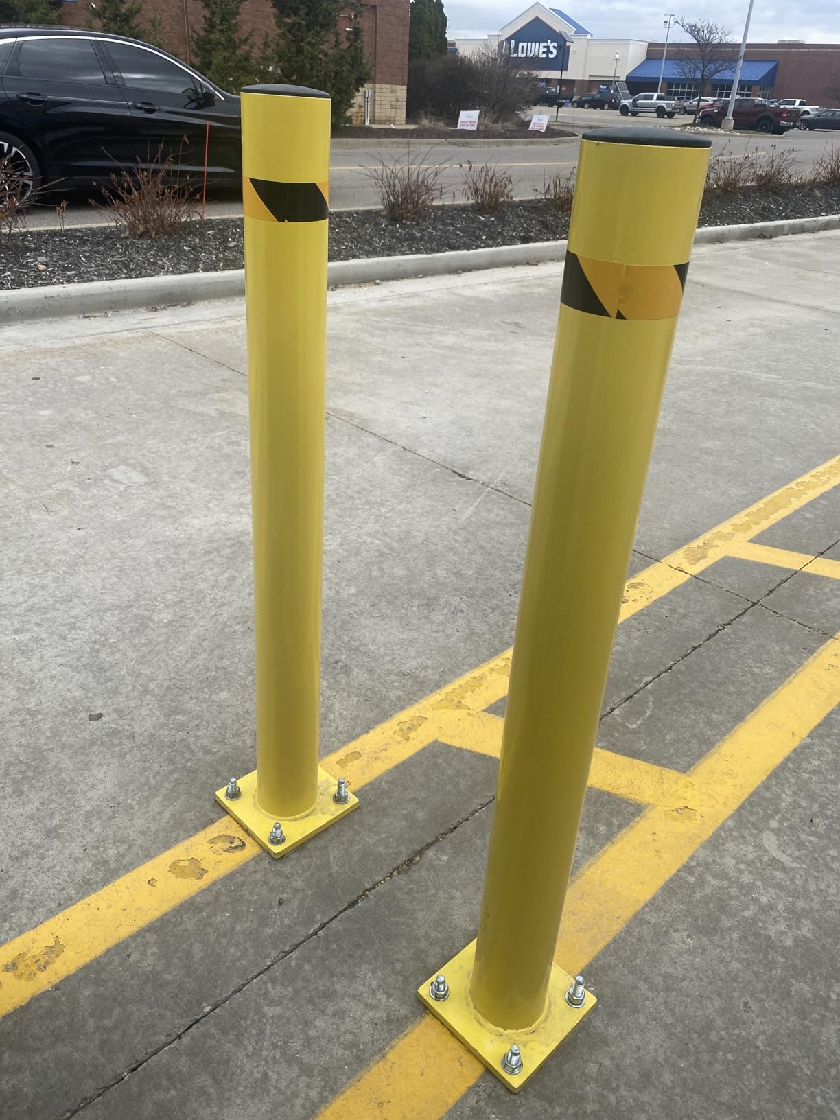 Crowd Control Warehouse Trafford 24-Inch Yellow Powder-Coated Steel Bollard customer photo 1