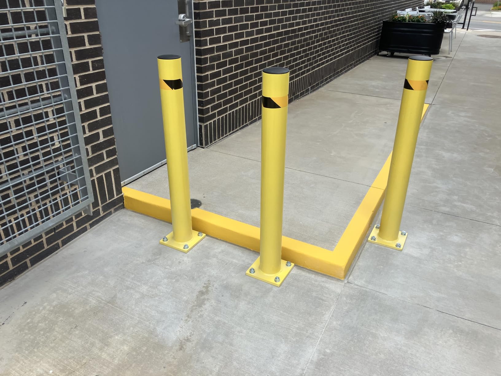 Crowd Control Warehouse Trafford 24-Inch Yellow Powder-Coated Steel Bollard customer photo 2