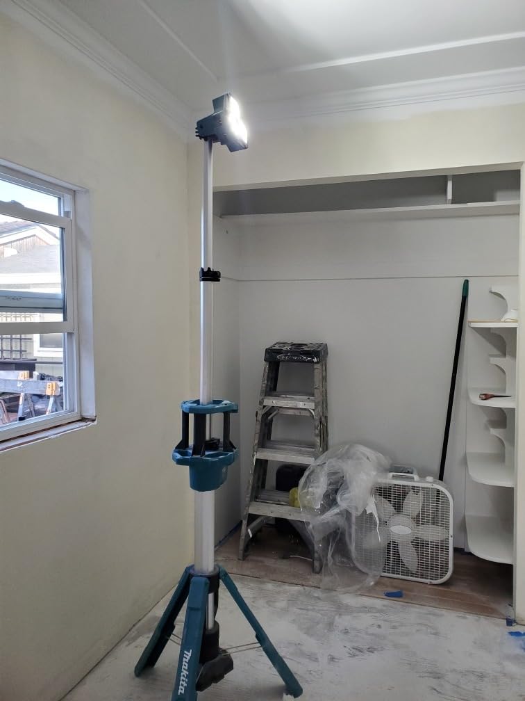 Makita DML813 18V LXT Lithium-Ion Cordless Tower Work Light, Light Only | Extends to 7.25 ft, 220-degree tilt, IP55 resistance, up to 10-hour runtime, bare unit customer photo 1