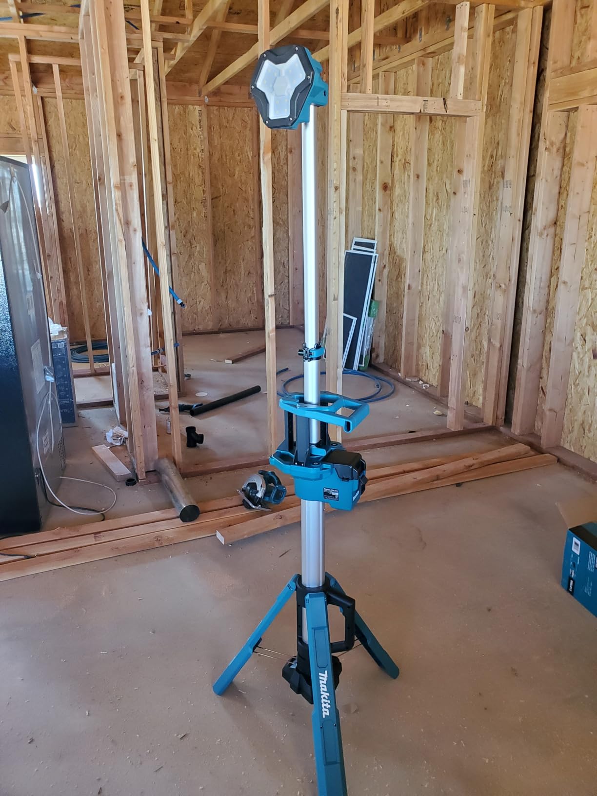 Makita DML813 18V LXT Lithium-Ion Cordless Tower Work Light, Light Only | Extends to 7.25 ft, 220-degree tilt, IP55 resistance, up to 10-hour runtime, bare unit customer photo 2