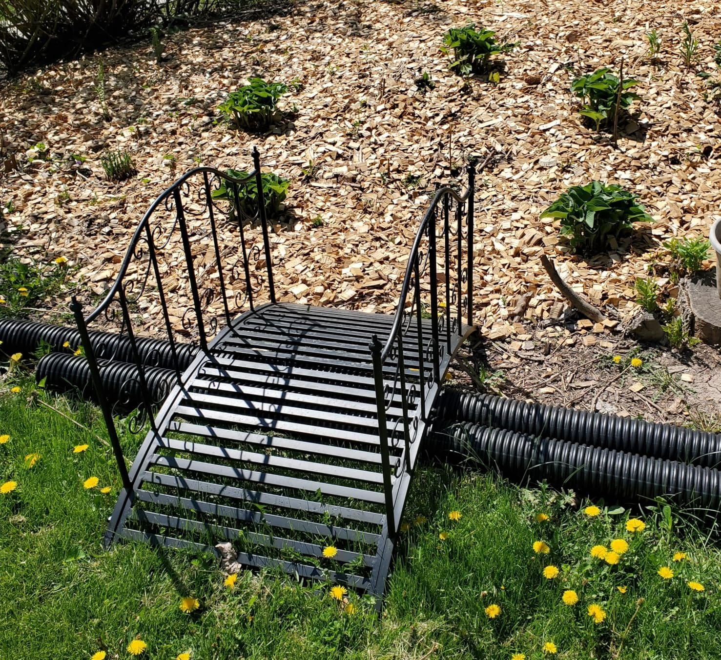 VINGLI Garden Bridge Metal Yard Arch Path Bridge with Patterned Guardrails, Ourdoor Decorative Black Iron Foot Bridge for Pond and Backyard Landscaping-4FT customer photo 1