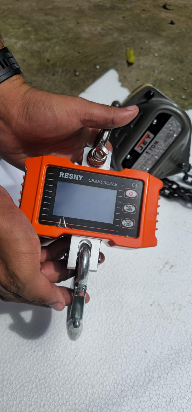 RESHY Digital Crane Scale 2200lb/1000Kg Digital Hanging Scale Industrial Heavy Duty Crane Scale for Farm,Deer,Livestock,Factory,Construction,Hunting CE Certified customer photo 2