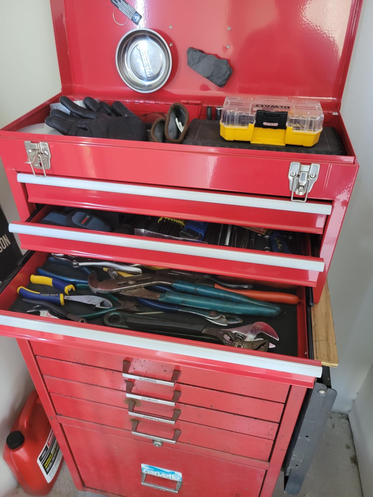 Giantex Portable Steel Tool Box, 20.5'' Toolbox w/ 3 Drawers & Top Storage Tray, Tool Storage Chest w/Double Latch System, Ball Bearing Drawer Slides, EVA Liners & Carrying Handle, Red customer photo 1