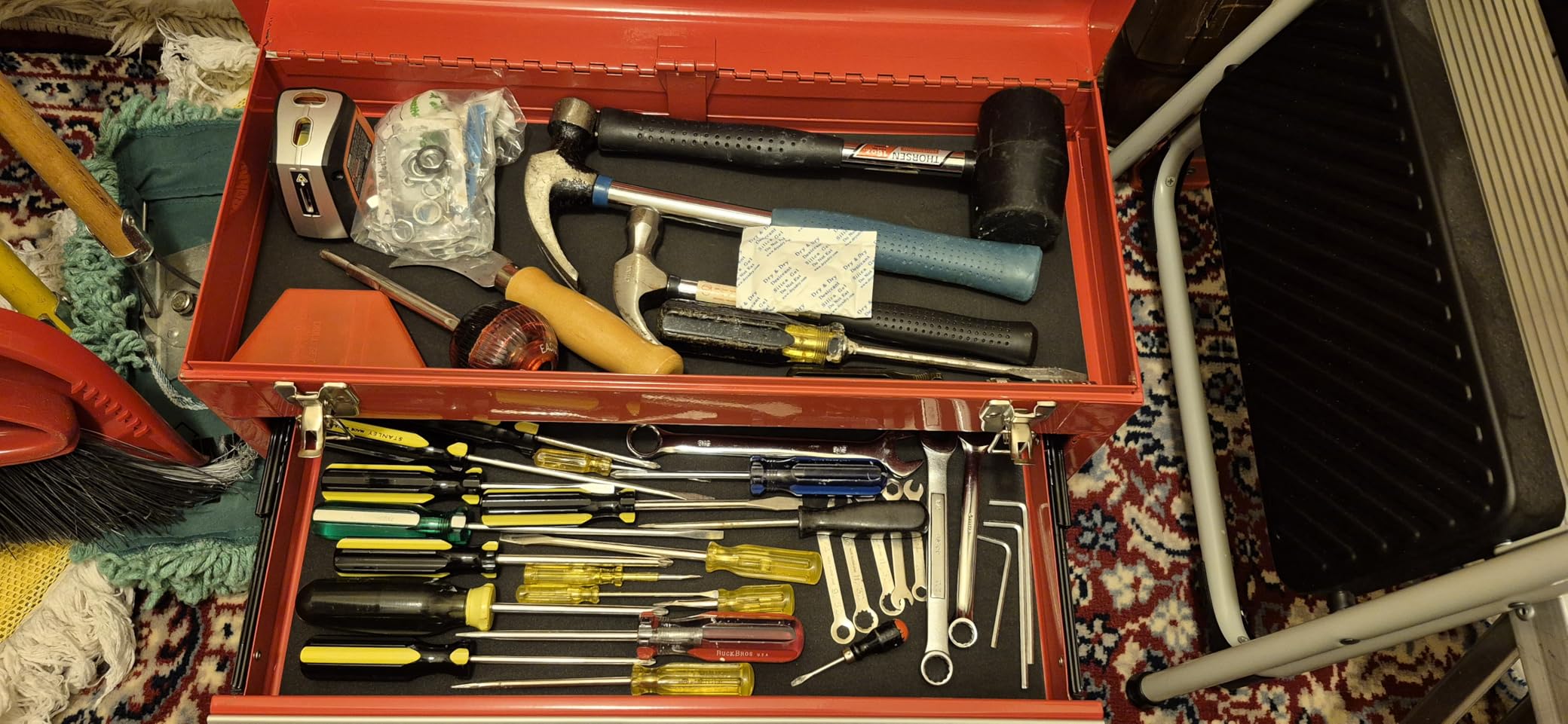 Giantex Portable Steel Tool Box, 20.5'' Toolbox w/ 3 Drawers & Top Storage Tray, Tool Storage Chest w/Double Latch System, Ball Bearing Drawer Slides, EVA Liners & Carrying Handle, Red customer photo 2
