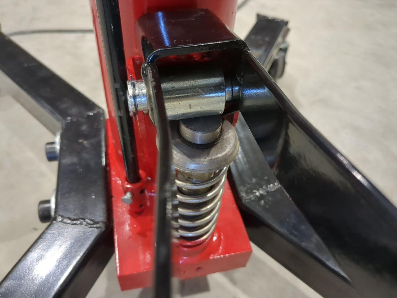 VEVOR Transmission Jack, 0.75 Ton/1660 lbs Capacity Hydraulic Telescopic Transmission Jack, 2-Stage Floor Jack Stand with Foot Pedal, 360° Swivel Wheel, Garage/Shop Lift Hoist, Red customer photo 2