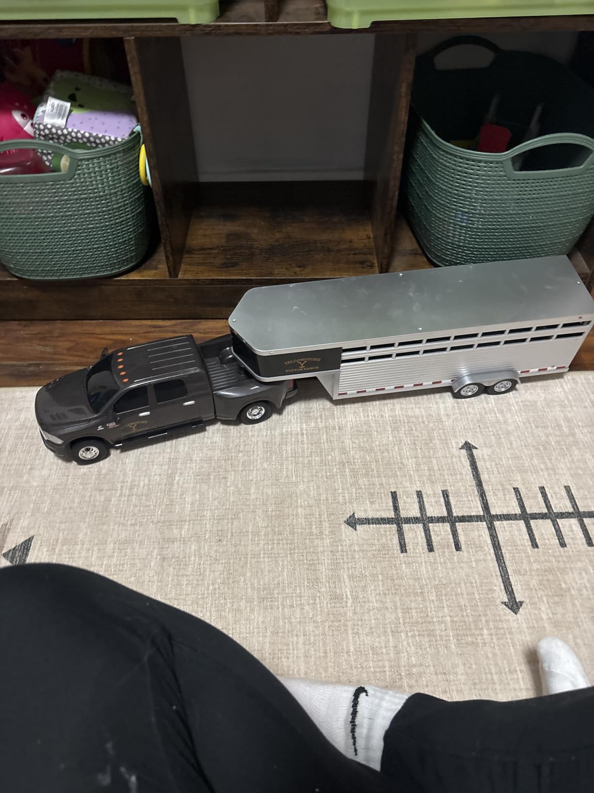 AMT Adult Collectibles - Yellowstone Dutton Ranch Trailer with Gooseneck Trailer Hitch for Farm Toys - 1:20 Scale customer photo 1