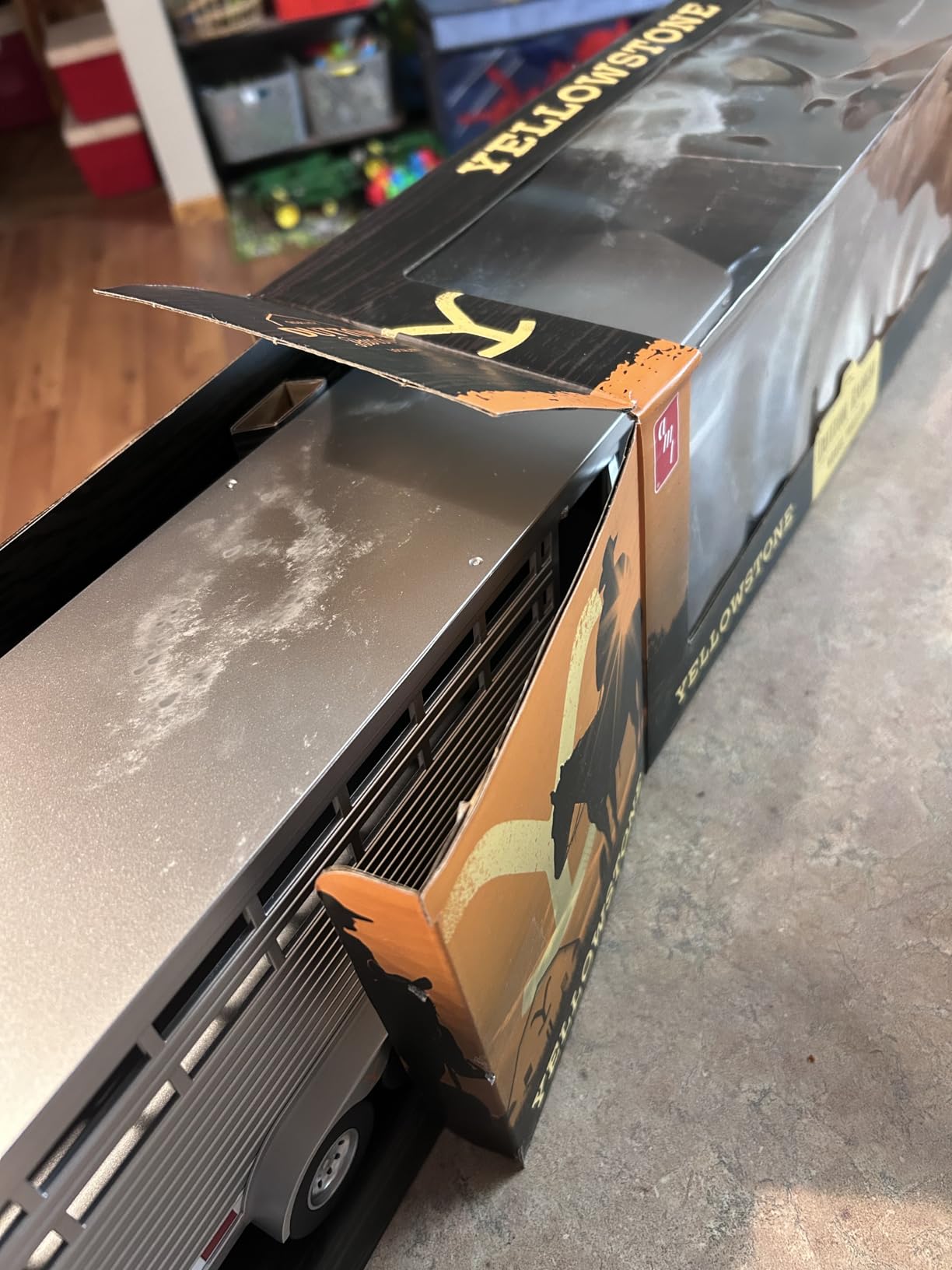 AMT Adult Collectibles - Yellowstone Dutton Ranch Trailer with Gooseneck Trailer Hitch for Farm Toys - 1:20 Scale customer photo 2