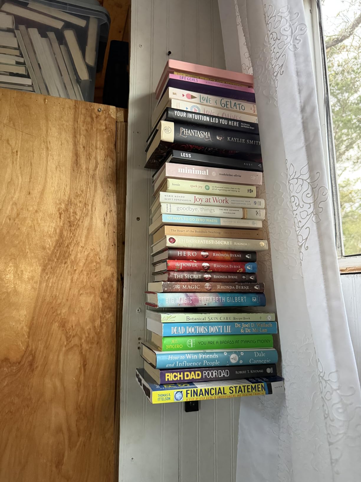 Floating Book Shelves for Wall, 4 Tier Invisible Floating Bookshelf, Vertical Spine Book Tower, Wall Mounted & Space Saving, Heavy Duty Metal Book Organizer for Home Office, 2 Pack Black customer photo 2