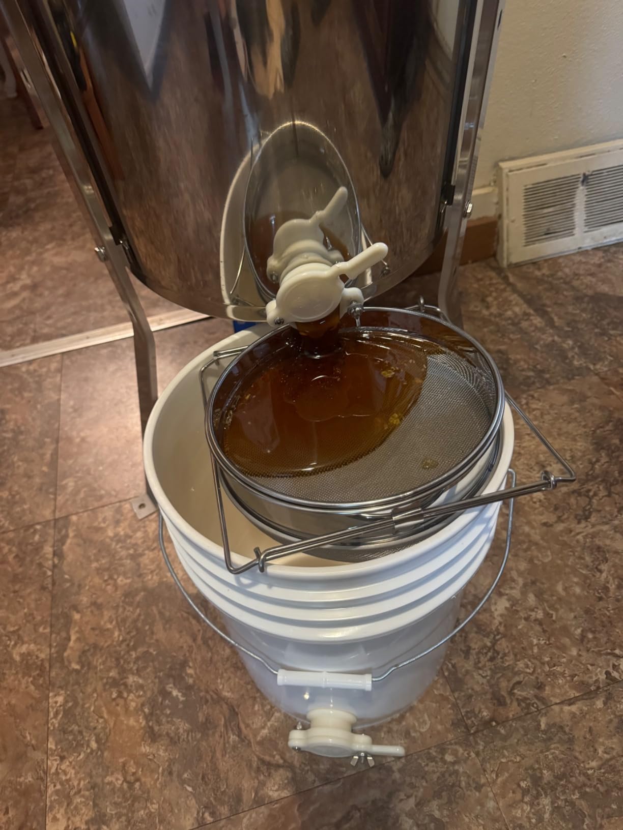 VEVOR Electric Honey Extractor, 4/8 Frame, Silver | Stainless Steel, Transparent Lid, Height Adjustable Stand, Honeycomb Drum Spinner, Apiary Centrifuge Equipment customer photo 2