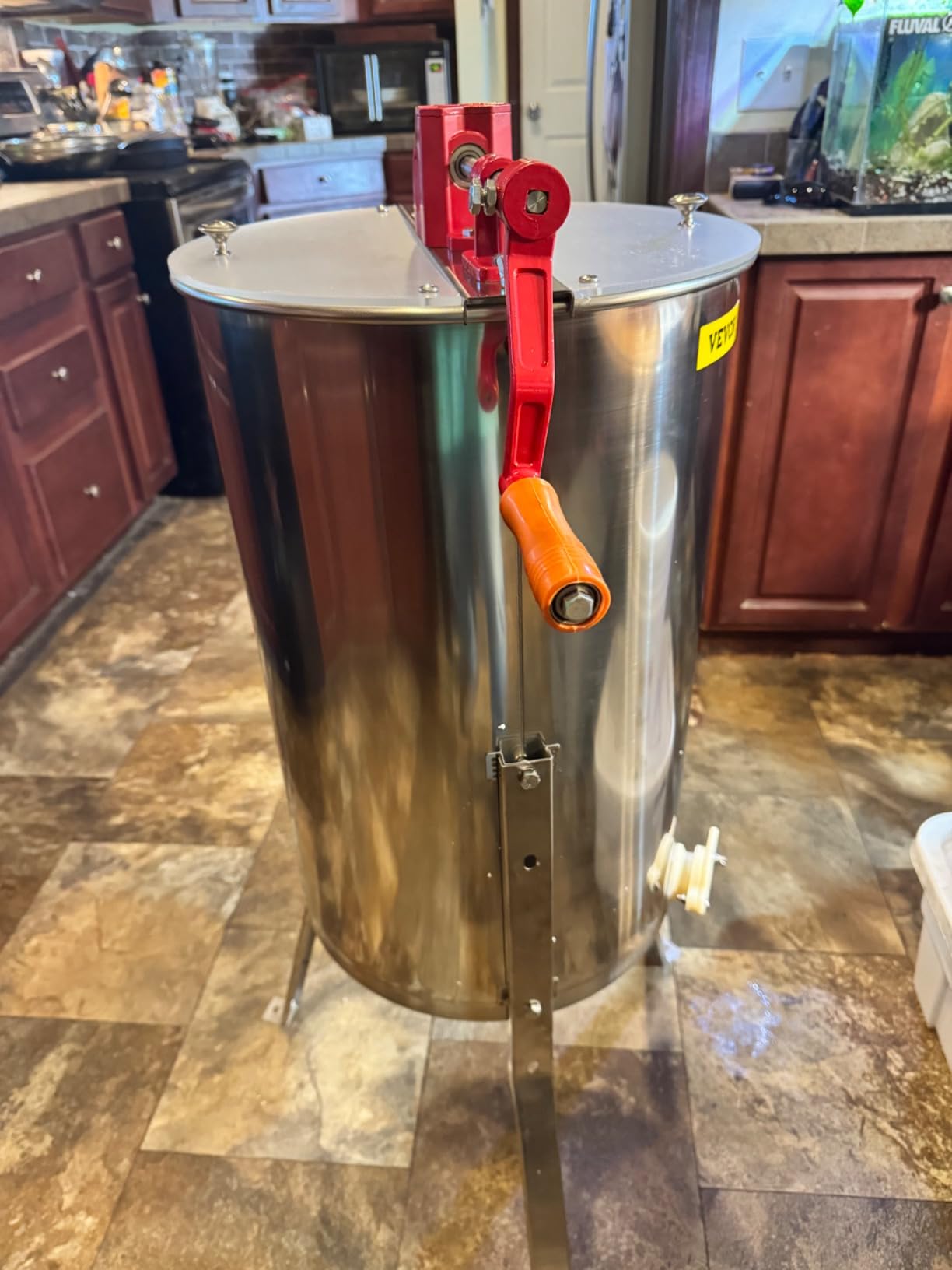 VEVOR Honey Extractor, 2/4 Frame Stainless Steel Manual Beekeeping Extraction, Honeycomb Drum Spinner with Transparent Lid, Apiary Centrifuge Equipment with Height Adjustable Stand customer photo 1