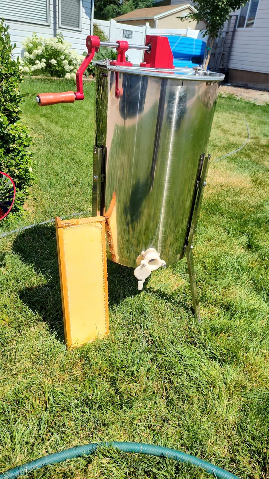 VEVOR Honey Extractor, 2/4 Frame Stainless Steel Manual Beekeeping Extraction, Honeycomb Drum Spinner with Transparent Lid, Apiary Centrifuge Equipment with Height Adjustable Stand customer photo 2
