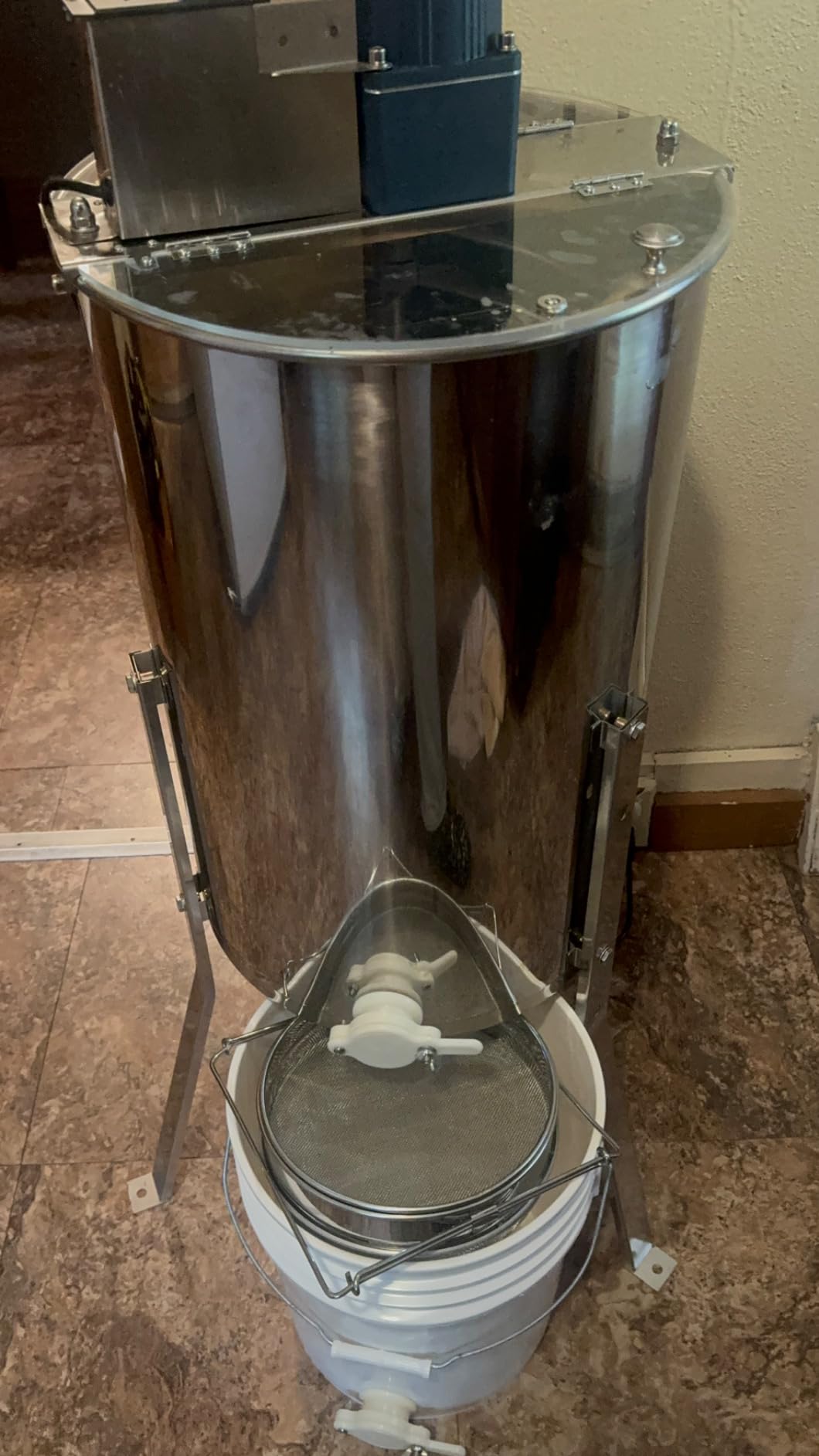 VEVOR 2/4 Frame Electric Honey Extractor with Adjustable Stand | Stainless Steel Spinner with Clear Lid, Fits 2 Deep and 2 Medium Frames for Farms, Apiaries, and Backyard Beekeeping customer photo 1