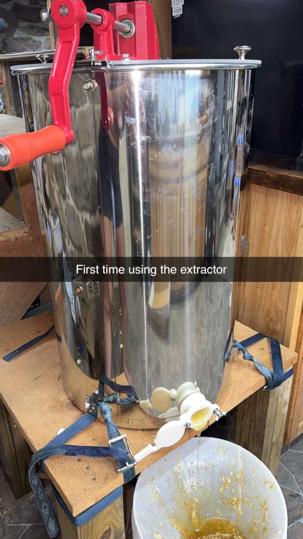 VEVOR 3 Frame Manual Honey Extractor Stainless Steel Beekeeping Extraction | with Hand Crank, Clear Lid and Height Adjustable Stand, Honey Extractor for Beginner Backyard Beekeeping, Small Apiaries customer photo 2