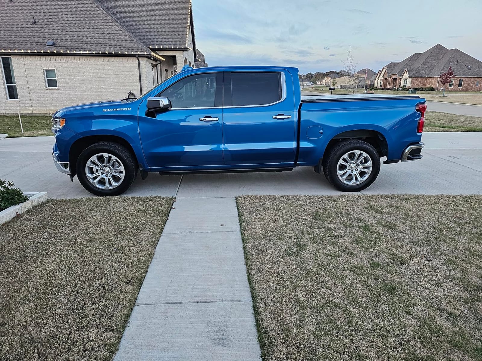 Rough Country Power Running Boards for Chevy Silverado & GMC Sierra 1500/2500HD/3500HD (2019-2026) Crew Cab - Dual-Motor Electric Retractable Side Steps with LED Lights customer photo 2