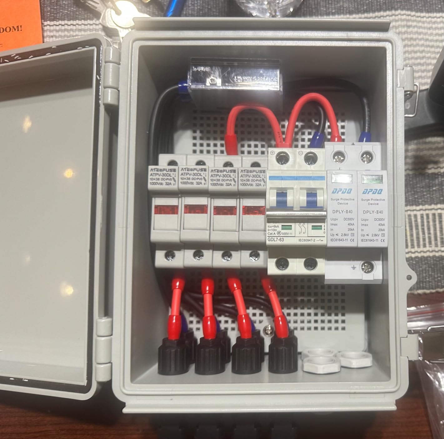 4 String Solar Combiner Box, IP65 Waterproof PV Combiner Box for On/Off Grid Solar System,with Lightning Arrester, 15A Rated Current Fuse & 63A Circuit Breaker(Plastic) customer photo 1