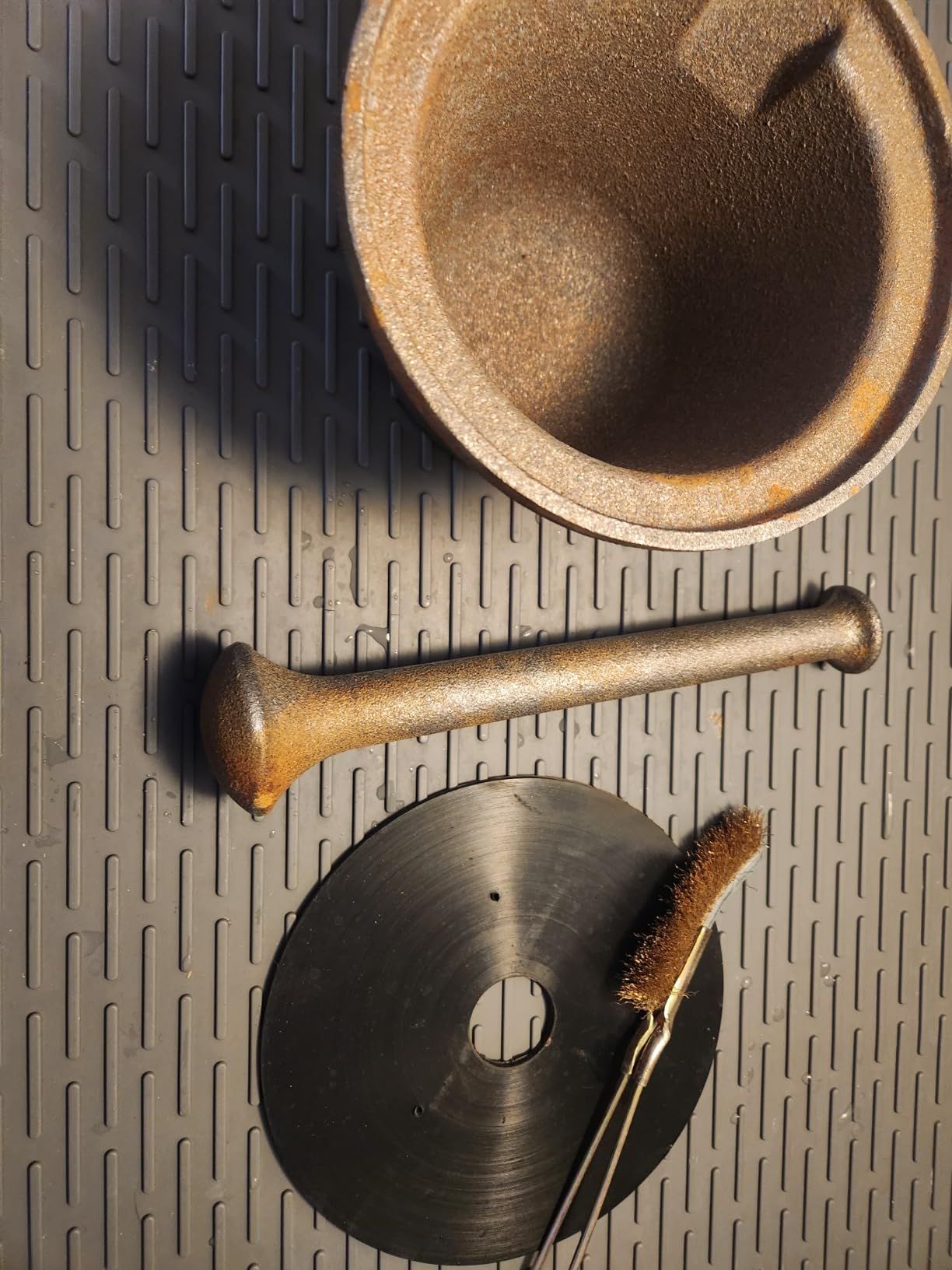 Rock Crusher Cast Iron Mortar and Pestle Rock-Ore Crusher customer photo 2