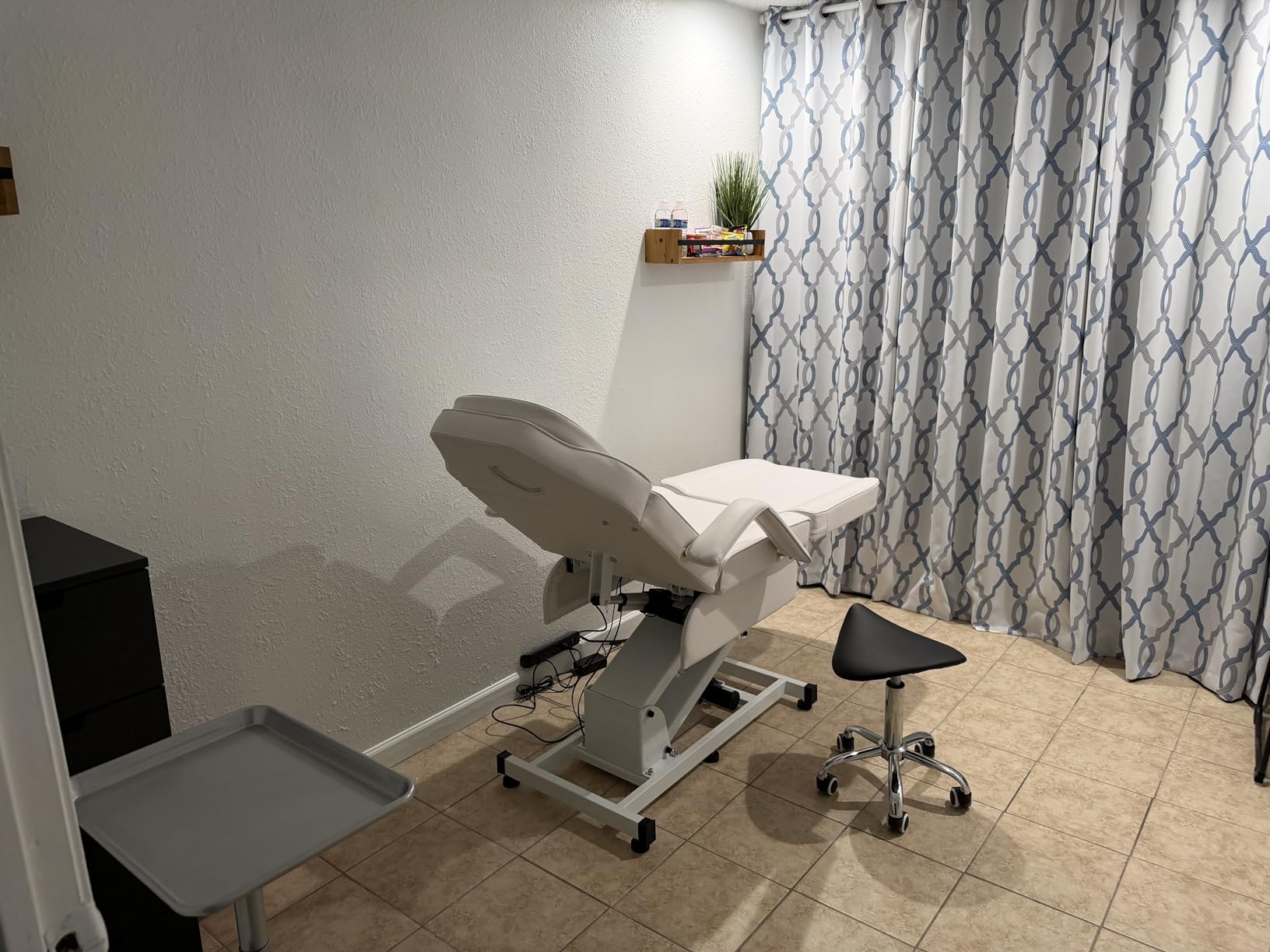 BarberPub 3-Motor Electric Tattoo Chair Salon Massage Facial Bed White 2751 | Height 25.2-37 in, 480 lbs, PVC leather, 3 motor electric remote, esthetician salon spa massage tattoo facial adjustable bed customer photo 1